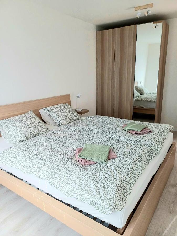 New Air-Conditioned Apartment 5 Minutes By Walk From The Airport With Free Garage Parking Μπρατισλάβα Εξωτερικό φωτογραφία